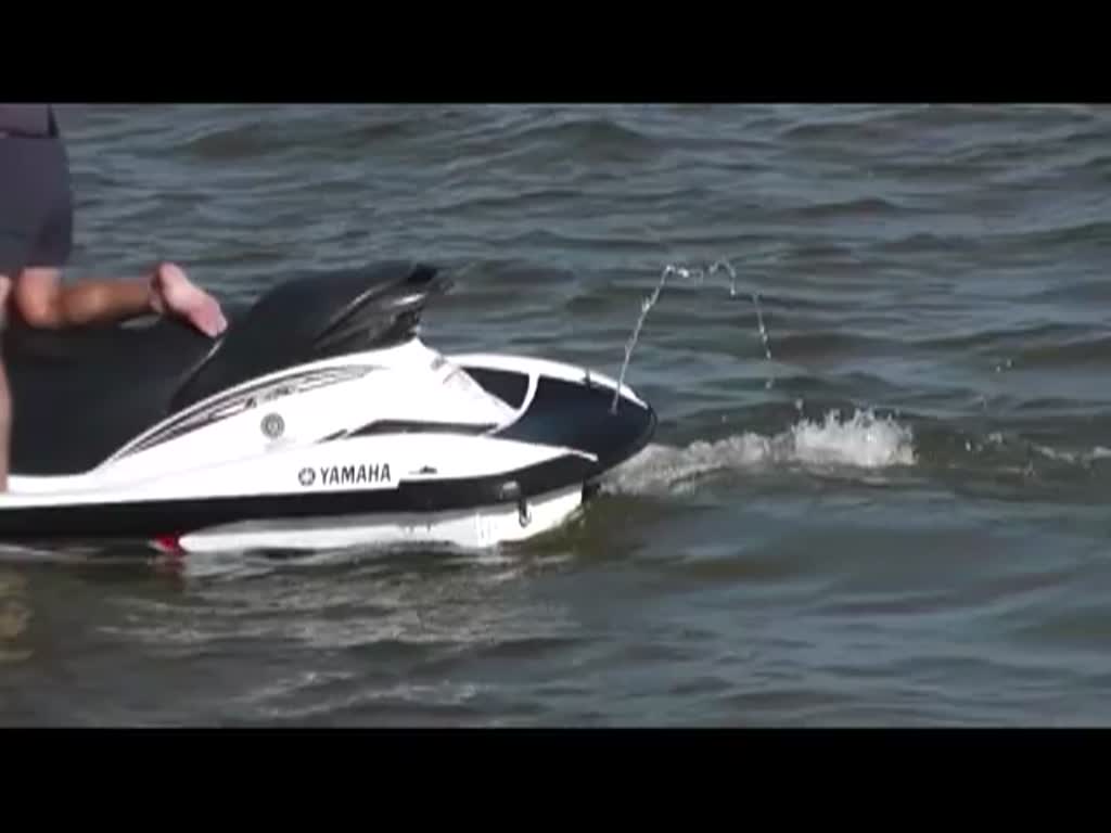 Zwei Jetskis in Aktion an der Seebrcke Heringsdorf. - 28.05.2012